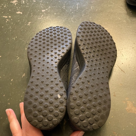 Skechers 8.5 memory foam slides - Picture 7 of 7